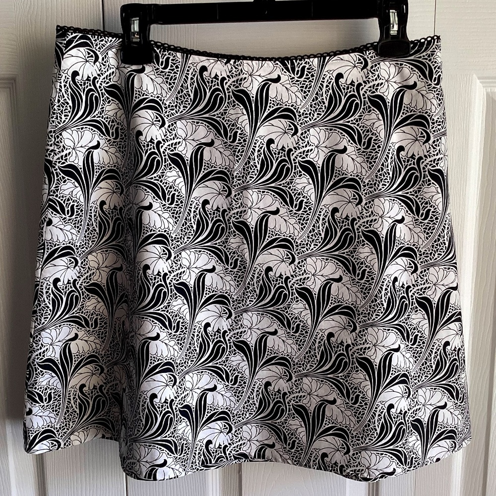 Tommy Hilfiger Black & White Skirt w/ Black Scalloped Trim Size 10